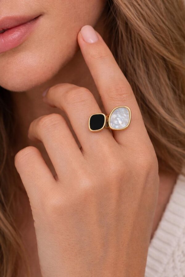 Luna Noir Ring