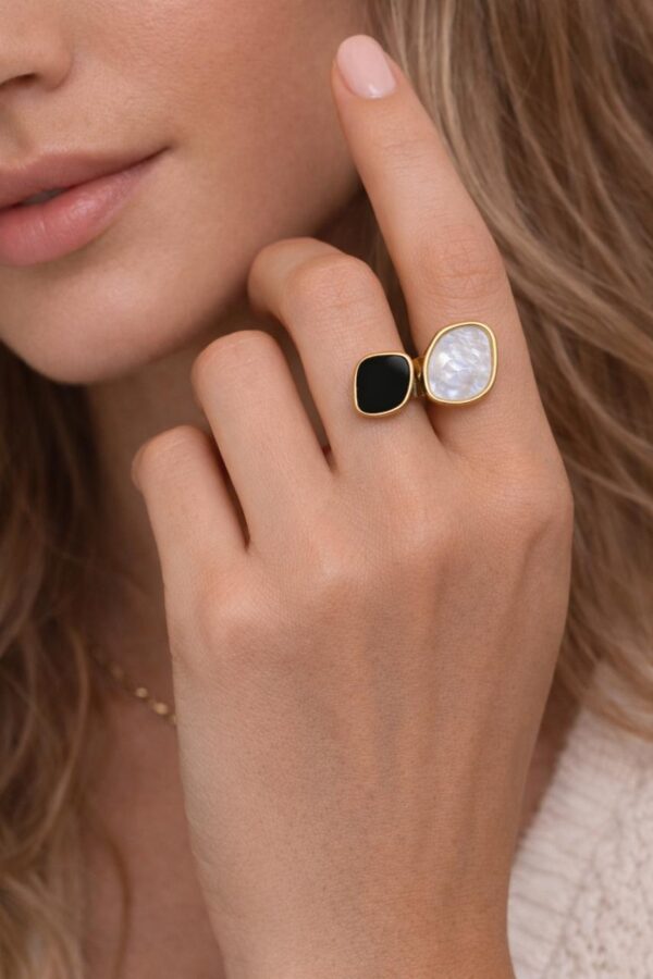Luna Noir Ring