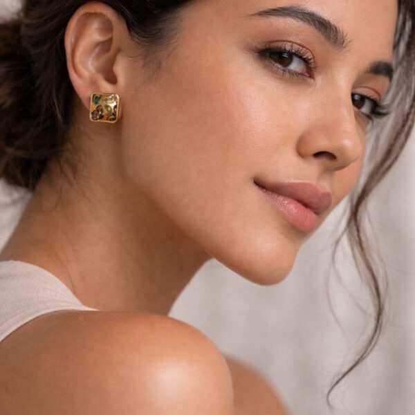 N0027 (1) Lumi Square Studs